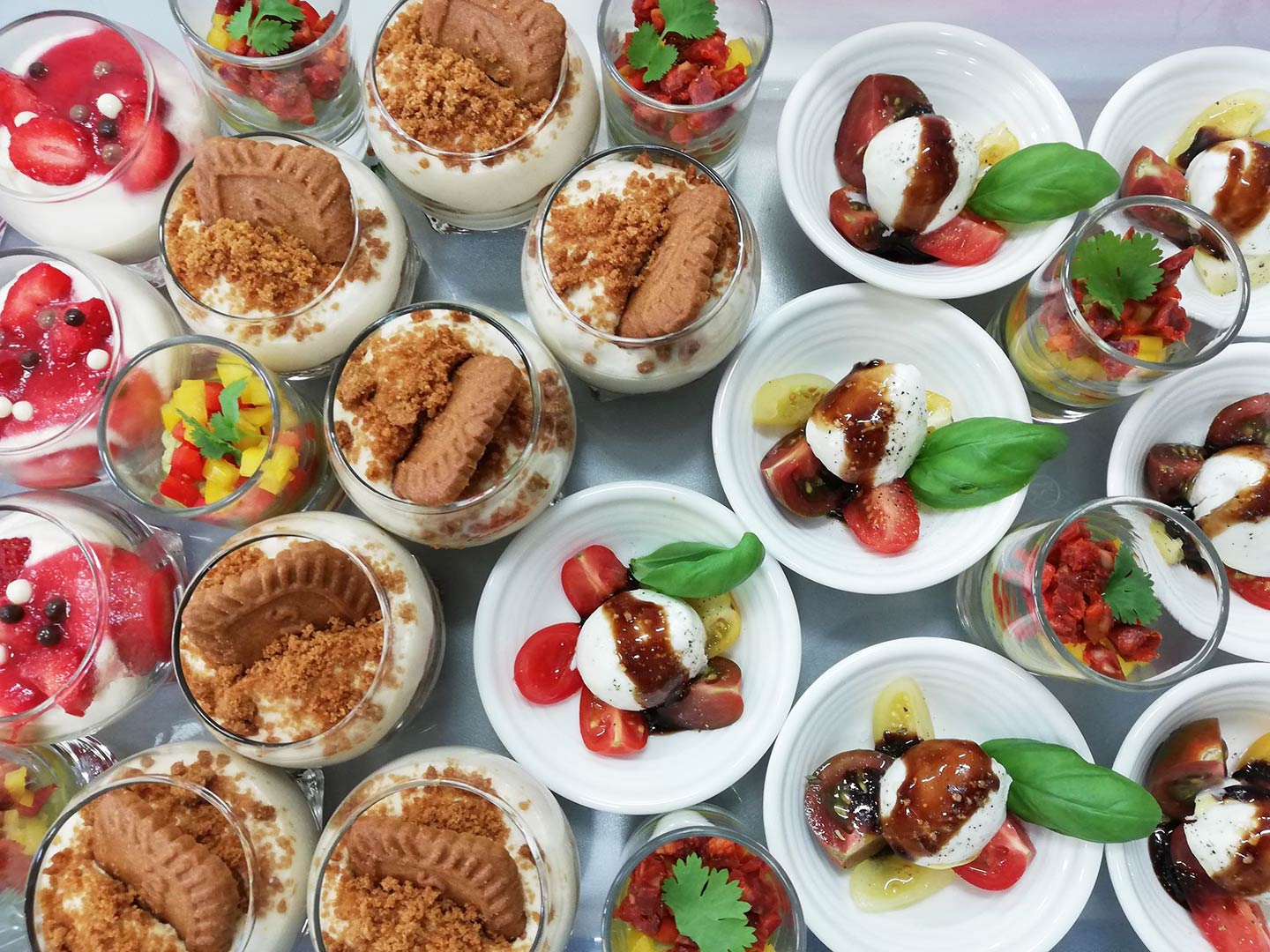 Assortiment de verrines et desserts