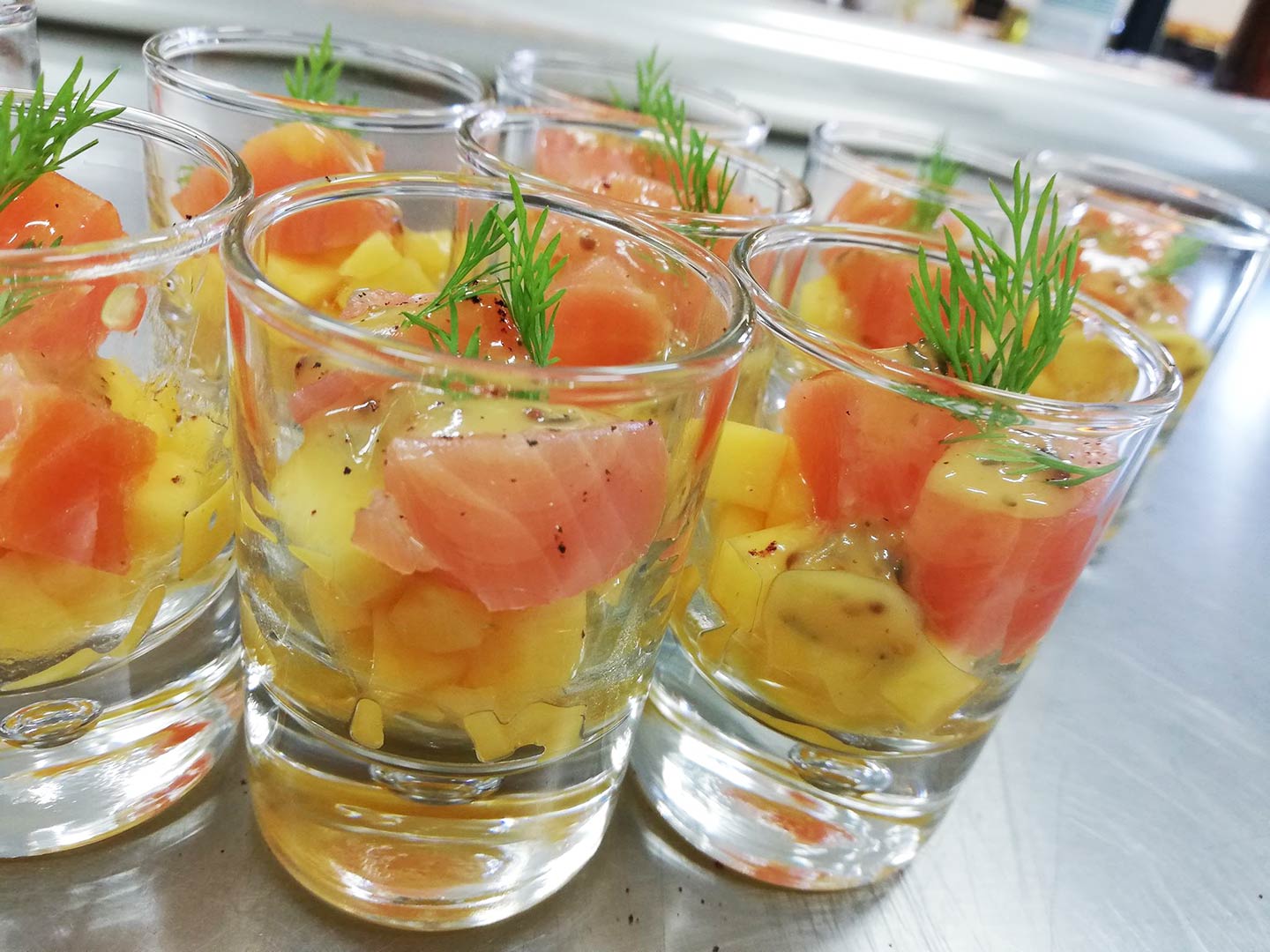 Verrine mangue fraîche, saumon fumé, dressing miel moutarde, coriandre