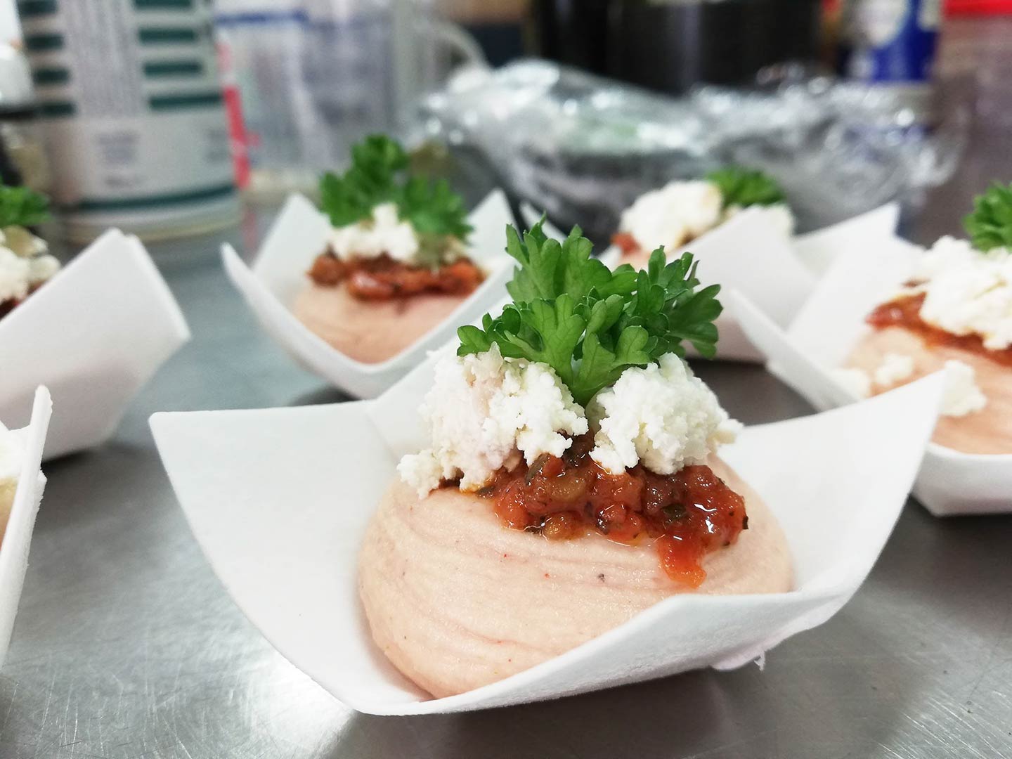 Verrine mousse de jambon à l’os, bruschetta de tomates, ricotta au basilic